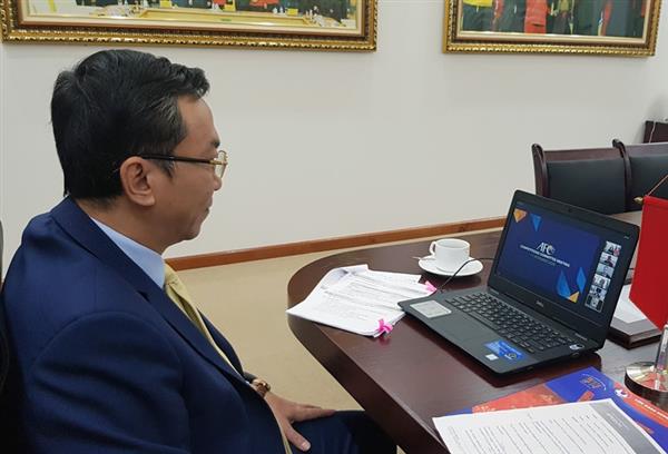 Phó Chủ tịch Thường trực Liên đoàn Bóng đá Việt Nam Trần Quốc Tuấn - Trưởng Ban thi đấu AFC chủ trì cuộc họp trực tuyến. Ảnh: VFF