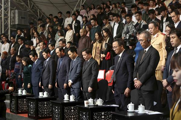 Các vị đại biểu dành một phút tưởng niệm những người đã mất do TNGT. Ảnh: VGP/Lê Sơn