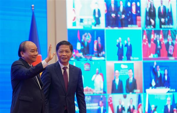 Thủ tướng Chính phủ Nguyễn Xuân Phúc-Chủ tịch ASEAN 2020 và các nhà lãnh đạo ASEAN, lãnh đạo 5 nước đối tác cùng chứng kiến sự kiện quan trọng này tại các đầu cầu. - Ảnh: VGP