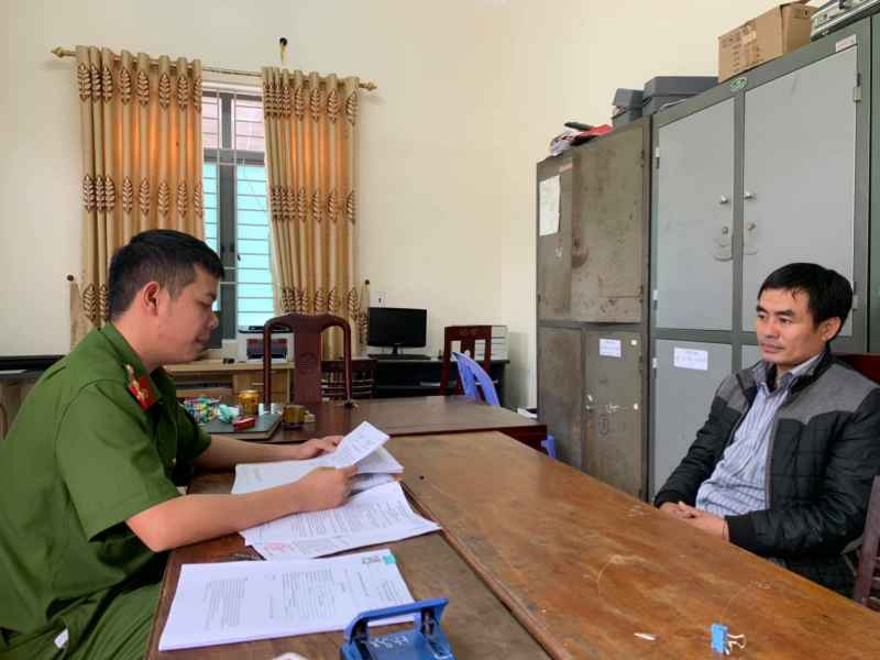 Cán bộ Công an huyện Kỳ Sơn làm việc với đối tượng Lương Văn Tuấn  