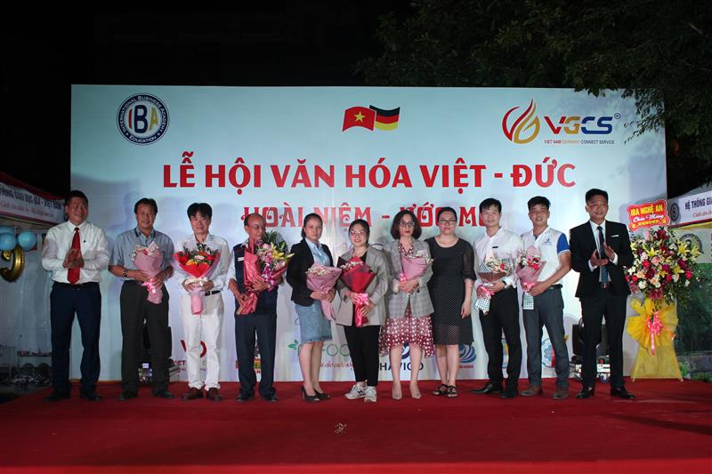Tặng hoa tri ân các thầy, cô giảng dạy trong hệ hống giáo dục IBA Việt Nam