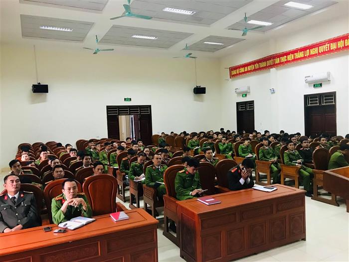 Gần 200 đồng chí là chỉ huy các đội nghiệp vụ và Trưởng, phó Công an các xã, thị trấn trên địa bàn huyện Yên Thành tham gia khóa tập huấn