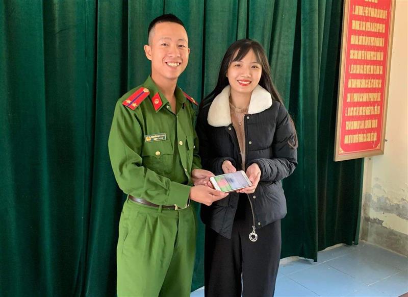 Trung úy Nguyễn Duy Chung trả lại chiếc điện thoại cho chị Duyên