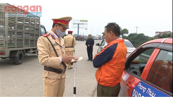 Trạm CSGT Diễn Châu kiên quyết xử lý các xe ôtô dừng, đỗ sai quy định