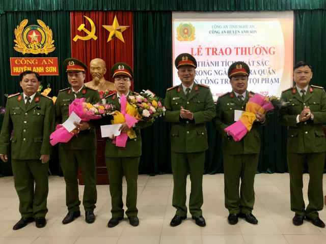 Công an huyện Anh Sơn: Trao thưởng thành tích xuất sắc trong ngày đầu ra quân