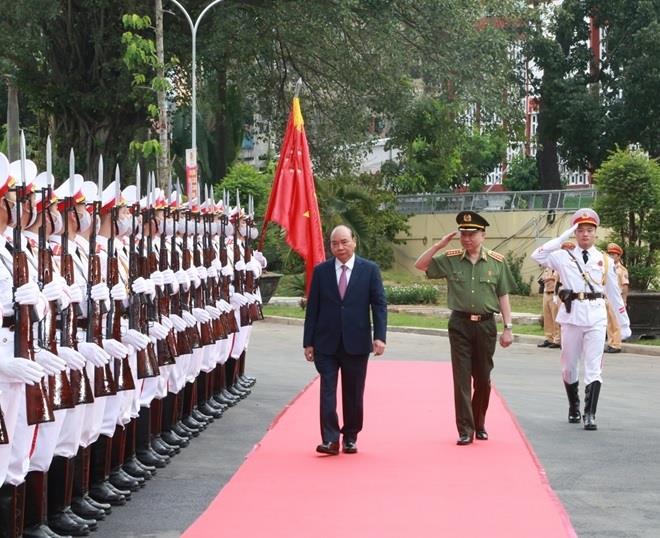 Thủ tướng Nguyễn Xuân Phúc duyệt đội danh dự Công an nhân dân.