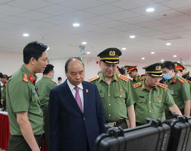 Thủ tướng Nguyễn Xuân Phúc tham quan một số trang thiết bị an ninh an toàn trưng bày tại hội nghị.