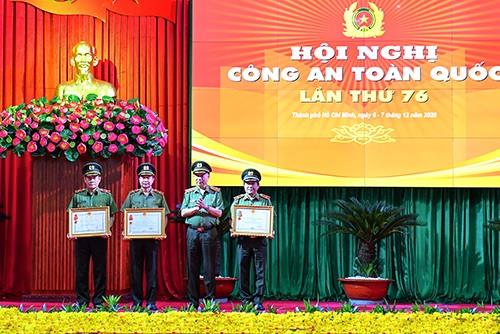 Bộ trưởng Tô Lâm trao tặng Huân chương cho 3 tập thể có thành tích xuất sắc.