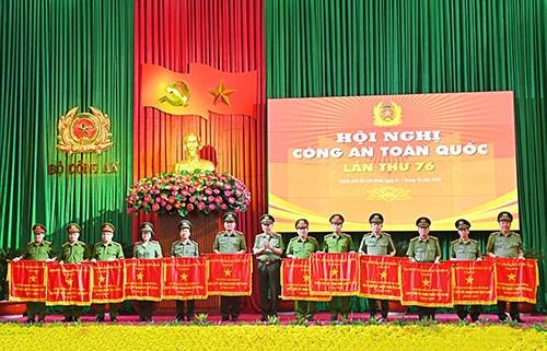 Bộ trưởng Tô Lâm trao Cờ thi đua “Đơn vị xuất sắc trong phong trào thi đua năm 2020” của Chính phủ tặng Công an các đơn vị, địa phương.