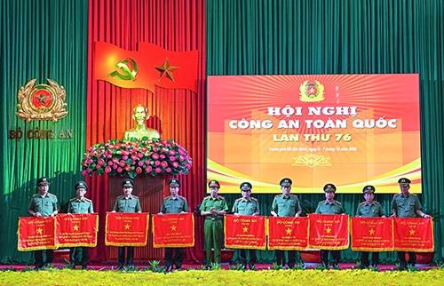 Thứ trưởng Lê Quý Vương trao Cờ thi đua “Đơn vị xuất sắc trong phong trào thi đua Vì an ninh Tổ quốc năm 2020” của Bộ Công an tặng Công an các đơn vị, địa phương. 