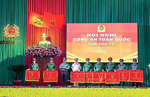 Thứ trưởng Nguyễn Văn Thành trao Cờ thi đua “Đơn vị xuất sắc trong phong trào thi đua Vì an ninh Tổ quốc năm 2020” của Bộ Công an tặng Công an các đơn vị, địa phương.