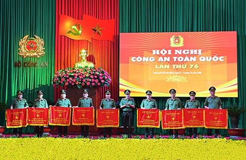 Thứ trưởng Lương Tam Quang trao Cờ thi đua “Đơn vị xuất sắc trong phong trào thi đua Vì an ninh Tổ quốc năm 2020” của Bộ Công an tặng Công an các đơn vị, địa phương.