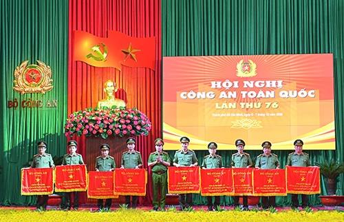 Thứ trưởng Lê Quốc Hùng trao Cờ thi đua “Đơn vị xuất sắc trong phong trào thi đua Vì an ninh Tổ quốc năm 2020” của Bộ Công an tặng Công an các đơn vị, địa phương.