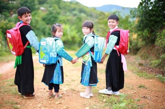 Chính sách về giáo dục-đào tạo là một chính sách quan trọng để nâng cao dân trí và đời sống vật chất, tinh thần cho đồng bào các dân tộc thiểu số tại Việt Nam. - Ảnh: Báo Biên phòng