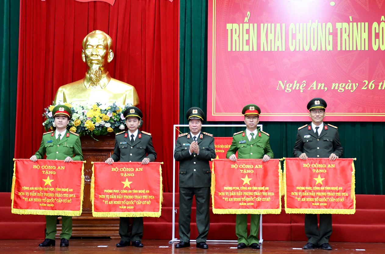Thượng tướng Bùi Văn Nam, Thứ trưởng Bộ Công an tặng Cờ thi đua xuất sắc của Bộ Công an cho 4 tập thể