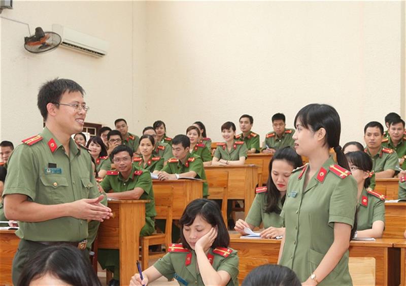 Phó giáo sư người Nghệ trẻ tuổi nhất là Trung tá Hồ Anh Tuấn (SN 1984), hiện đang là Phó trưởng Phòng Quản lý đào tạo và bồi dưỡng nâng cao (Học viện An ninh nhân dân, Bộ Công an)