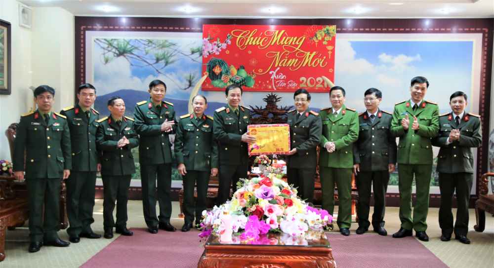 Bộ Tư lệnh Quân khu 4 thăm và chúc tết lực lượng Công an tỉnh Nghệ An
