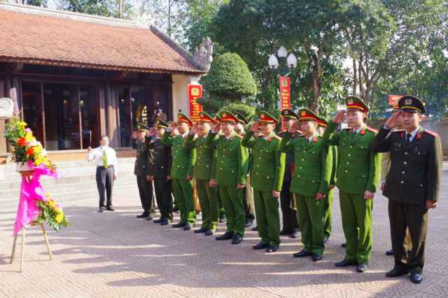 Công an Đô Lương: Dâng hoa, dâng hương tưởng niệm cố Bộ trưởng Trần Quốc Hoàn