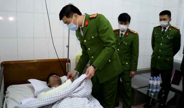 Lãnh đạo Công an tỉnh thăm cán bộ chiến sĩ bị thương khi làm nhiệm vụ