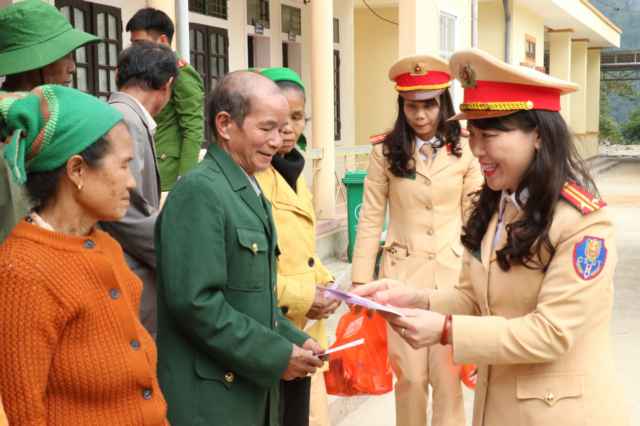 Thăm hỏi, tặng quà Tết cho các hộ nghèo huyện miền núi Kỳ Sơn