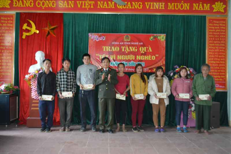 Công an Nghệ An tặng quà cho người dân huyện Quỳ Châu