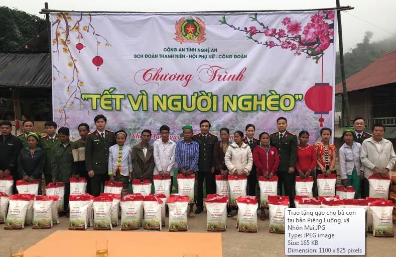 Công an Nghệ An trao tặng 7 tấn gạo tại huyện Tương Dương