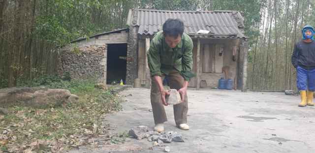 Đá từ mỏ của Công ty CP Xi măng Tân Thắng văng vào vườn nhà, người dân khiếp đảm