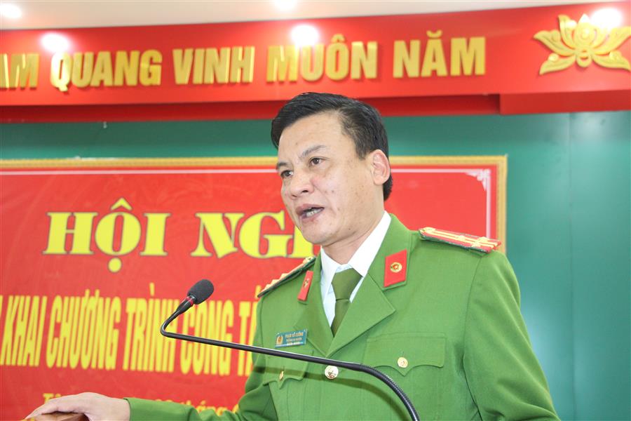 Thượng tá Phạm Vũ Cường - Trưởng Công an huyện Tân Kỳ chủ trì hội nghị.