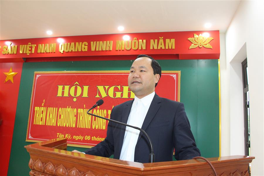 Đồng chí Hoàng Quốc Việt –  Tỉnh ủy  viên, Phó bí thư huyện ủy, Chủ tịch UBND huyện phát biểu chỉ đạo tại hội nghị.
