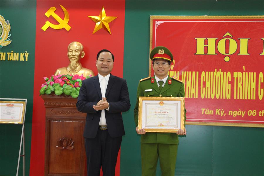 Đồng chí Hoàng Quốc Việt –  Tỉnh ủy  viên, Phó bí thư huyện ủy, Chủ tịch UBND tỉnh trao bằng khen của Chủ tịch UBND huyện cho cá nhân có thành tich xuất sắc trong công tác đấu tanh PCTP trên địa bàn.