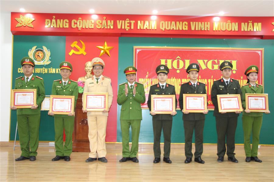 Thượng tá Phạm Vũ Cường - Trưởng Công an huyện Tân Kỳ trao giấy khen của Giám đốc Công an tỉnh cho các cá nhân chiễn sĩ thi đua cơ sở.
