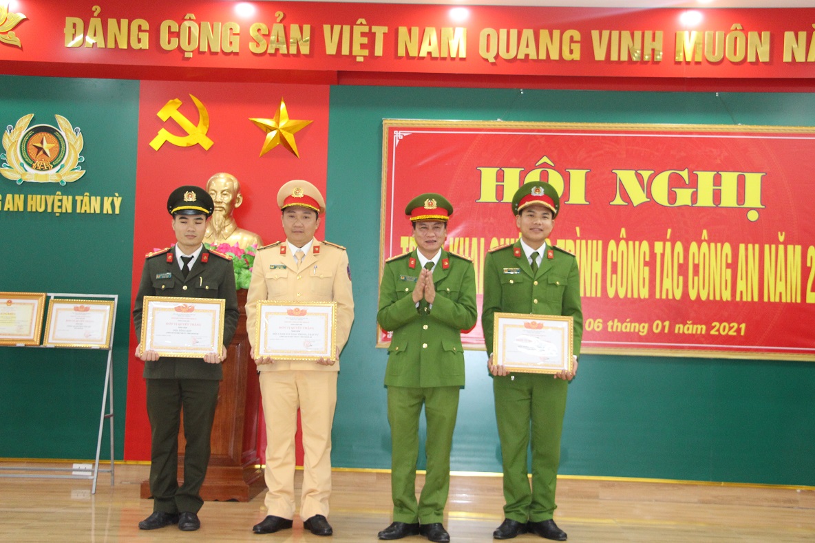 Thượng tá Phạm Vũ Cường - Trưởng Công an huyện trao giấy khen của Giám đốc Công an tỉnh cho các đơn vị quyết thắng.