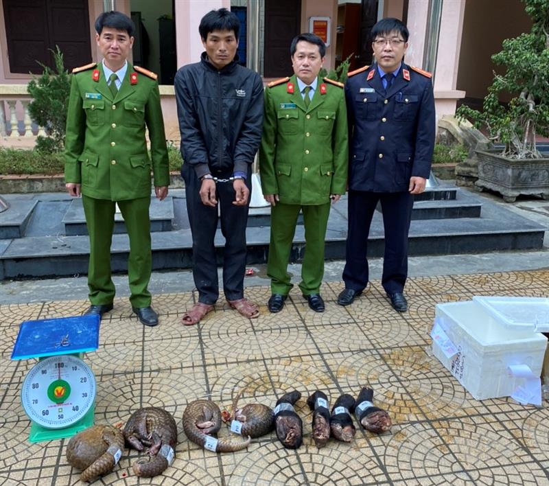 Đối tượng Pịt Văn Chuyên bị bắt giữ cùng tang vật