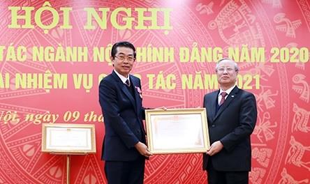 Đồng chí Trần Quốc Vượng trao Huân chương Lao động hạng Nhất cho đồng chí Võ Văn Dũng.