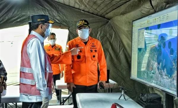Bộ trưởng Bộ GTVT Indonesia Karya Sumadi thị sát hiện trường nơi máy bay rơi. Ảnh: Antara News