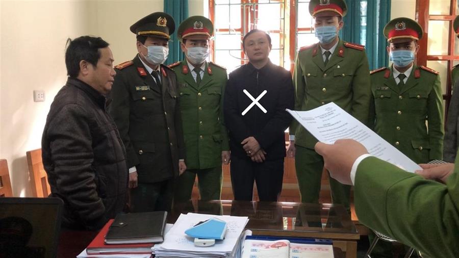 Cơ quan CSĐT đọc lệnh bắt, khám xét nơi ở và nơi làm việc của đối tượng Nguyễn Hồng Lĩnh (x)