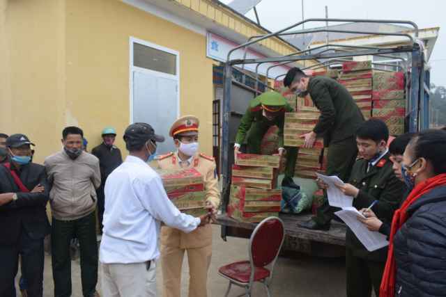 Công an huyện Nghi Lộc thăm, tặng quà cho các hộ gia đình có hoàn cảnh đặc biệt khó khăn.