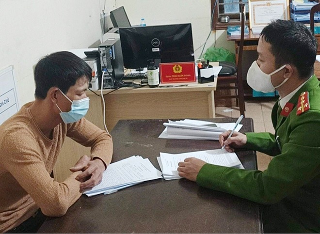 Xử phạt 2 người đưa khách tham quan chùa Hương bất chấp lệnh cấm