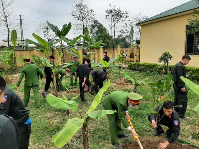 Phòng Cảnh sát Cơ động: Hưởng ứng Tết trồng cây 'Đời đời nhớ ơn Bác Hồ'