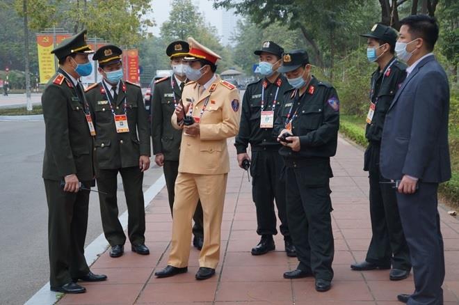 Thiếu tướng Nguyễn Thế Bình, Thiếu tướng Trần Quốc Trung trao đổi thông tin với các cán bộ làm nhiệm vụ bảo vệ đại hội.