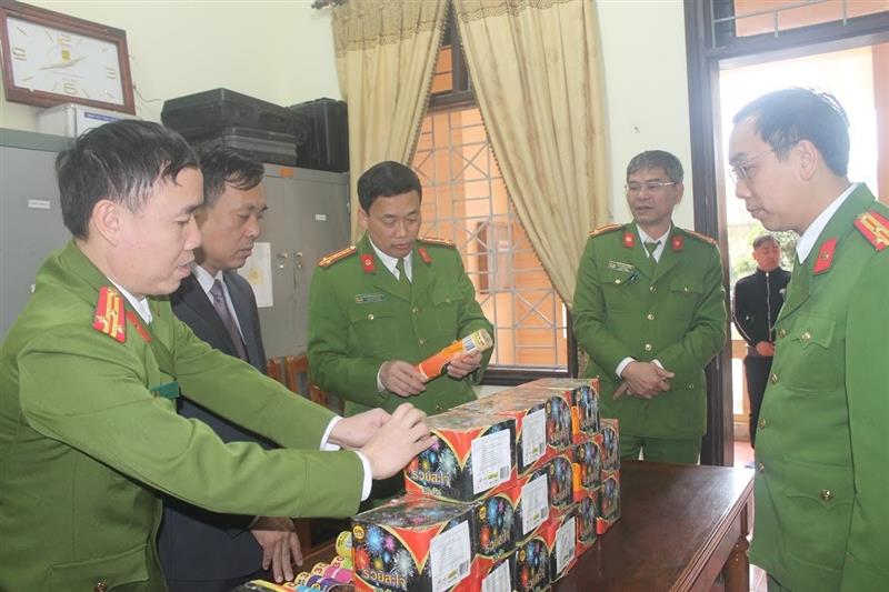 Công an huyện Quỳnh Lưu, Nghệ An: Triệt xóa đường dây mua bán pháo nổ từ Lào về Nghệ An, thu giữ 2 tạ pháo nổ