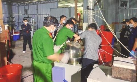 Các đối tượng người Trung Quốc đã vận chuyển khoảng 20 tấn thiết bị sang Kon Tum, lập xưởng sản xuất ma túy