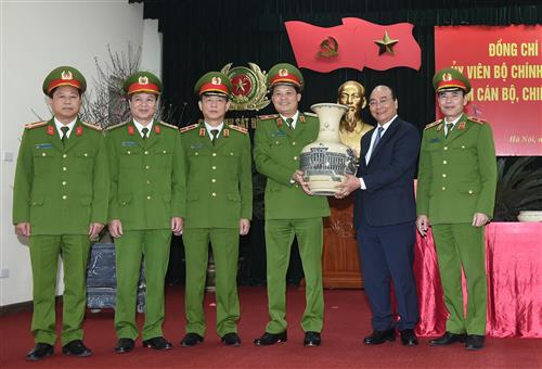 Thủ tướng Nguyễn Xuân Phúc tặng quà lực lượng Cảnh sát hình sự. - Ảnh: VGP/Quang Hiếu