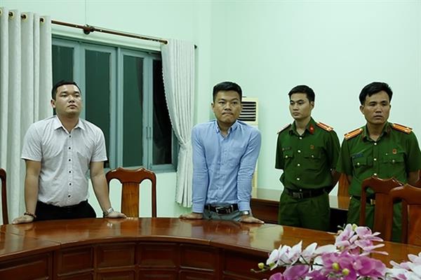 Hai đối tượng Hoàng Anh Vui và Nguyễn Thanh Hùng tại cơ quan Công an.