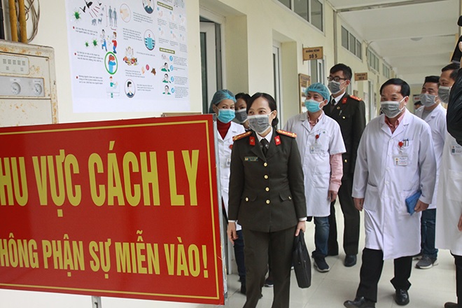 Đại tá Phạm Thị Lan Anh và đoàn công tác Ban Chỉ đạo phòng, chống dịch bệnh của Bộ Công an kiểm tra phòng lây nhiễm chéo và lập khu cách ly phòng dịch tại Bệnh viện 19-8.