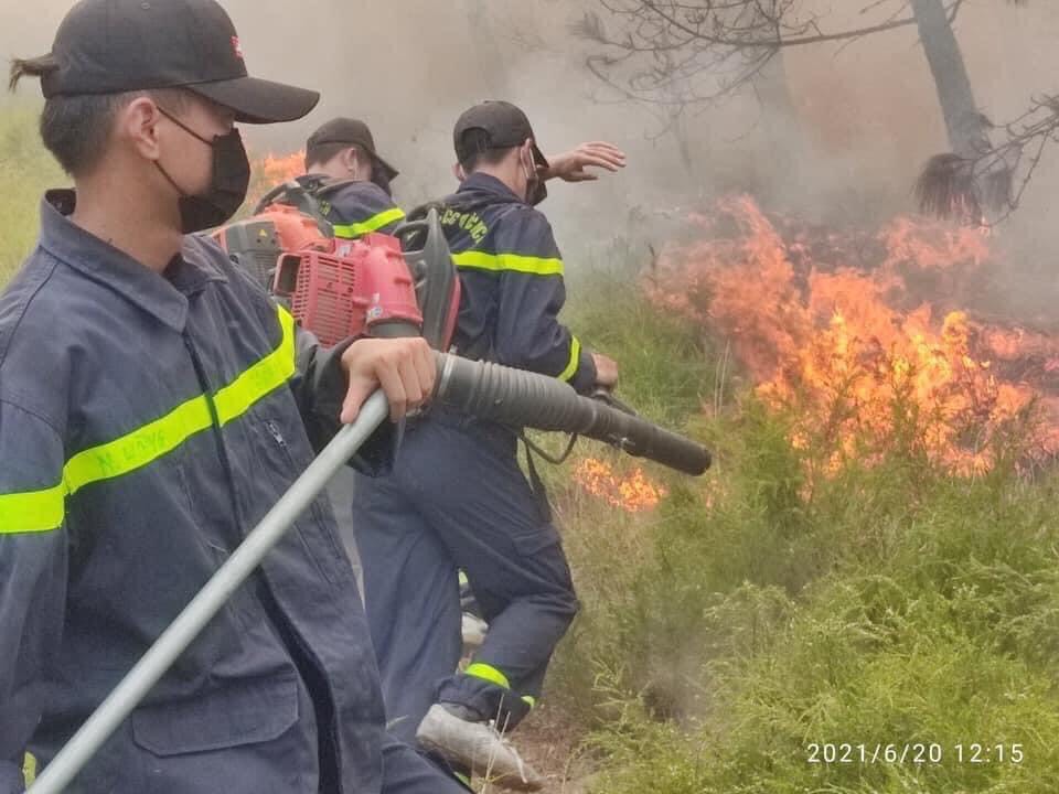 Hàng chục lính cứu hỏa xuyên trưa cứu rừng ở Nam Đàn