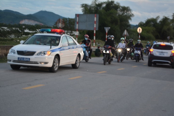 Đảm bảo trật tự an toàn giao thông cho 140 người dân đi xe máy từ phía Nam về quê để tránh dịch