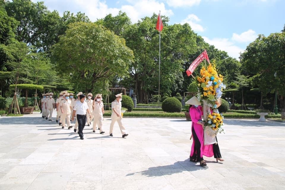 Đoàn cán bộ lãnh đạo đại diện cho gần 500 CBCS lực lượng An ninh Công an nghệ An dâng hoa tại Khu Di tích Kim Liên.