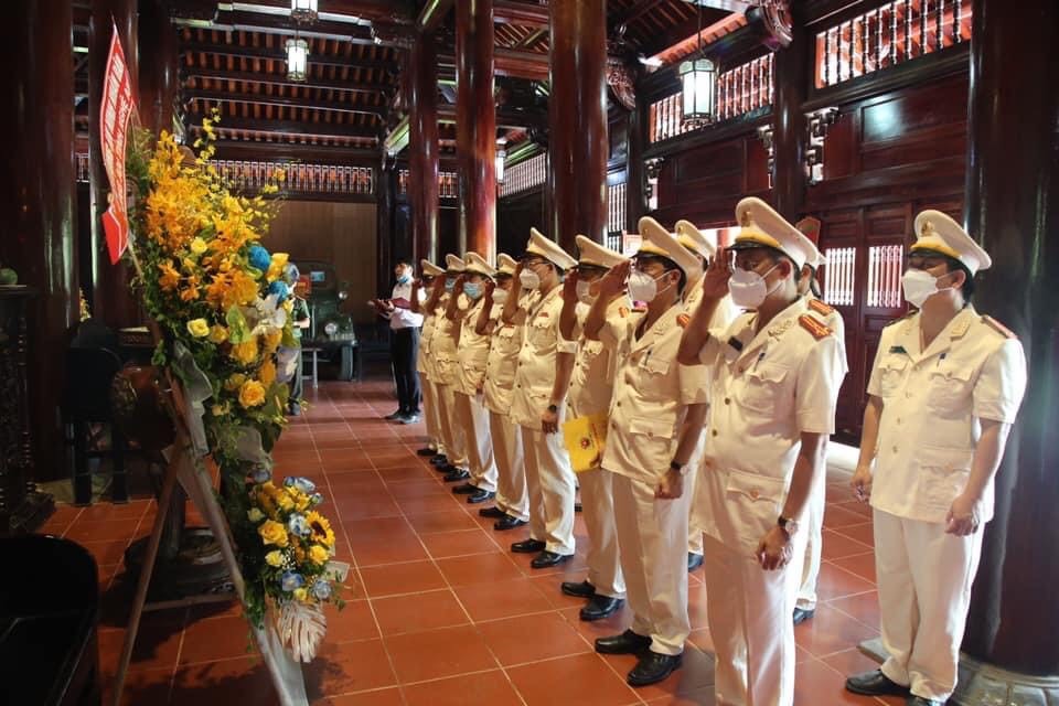 Đoàn đại biểu thành kính tưởng nhớ Chủ tịch Hồ Chí Minh.