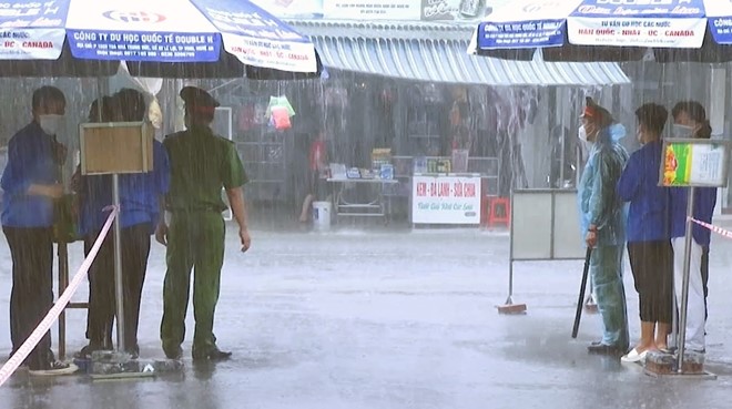 Trong ngày thi đầu tiên, một số địa phương ở Nghệ An có mưa to, gây một số khó khăn cho thí sinh và lực lượng chức năng.